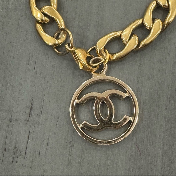 Authentic Chanel CC Logo Pendant w/ an unbranded Gold tone link chain bracelet - Picture 3 of 14
